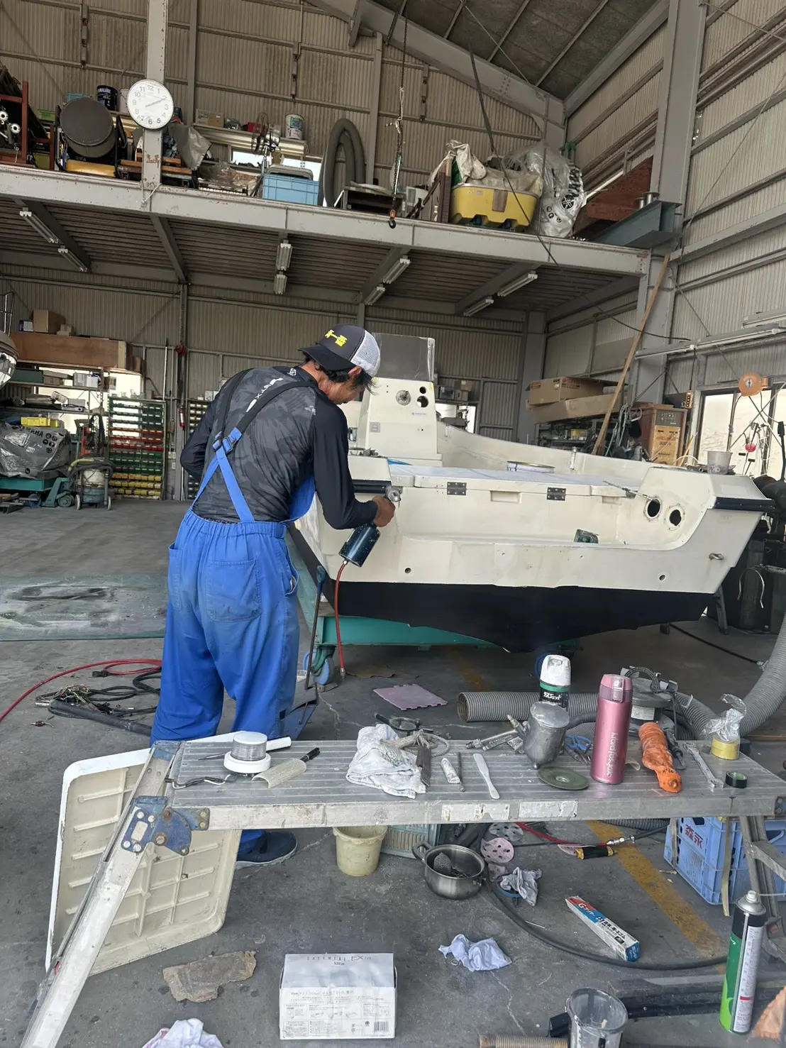 オバタマリーナ大型整備工場で行うボート整備作業