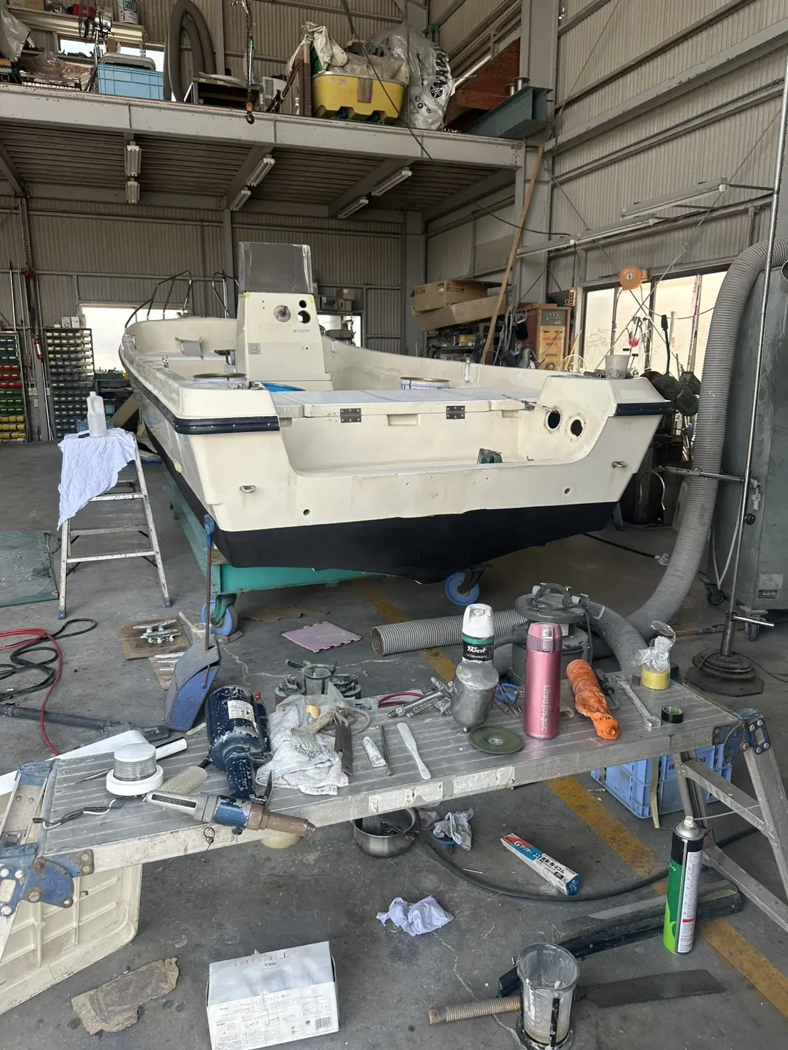 オバタマリーナ大型整備工場で整備中のボート