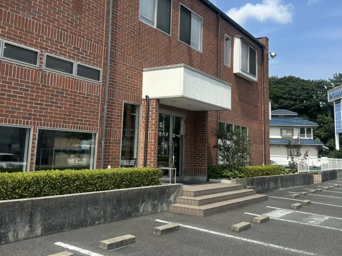 オバタマリーナ社屋の正面入口