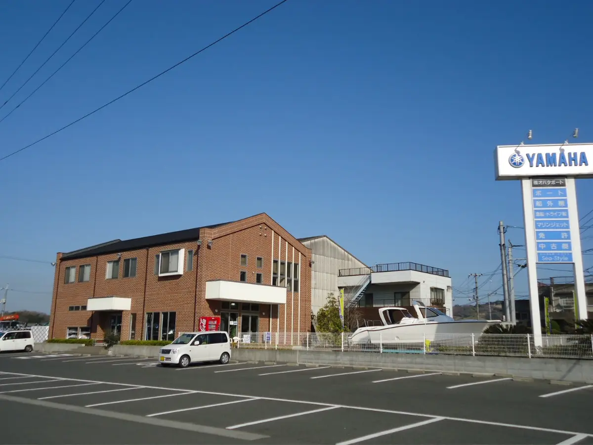ヤマハトラスト店のオバタマリーナ社屋とヤマハ看板