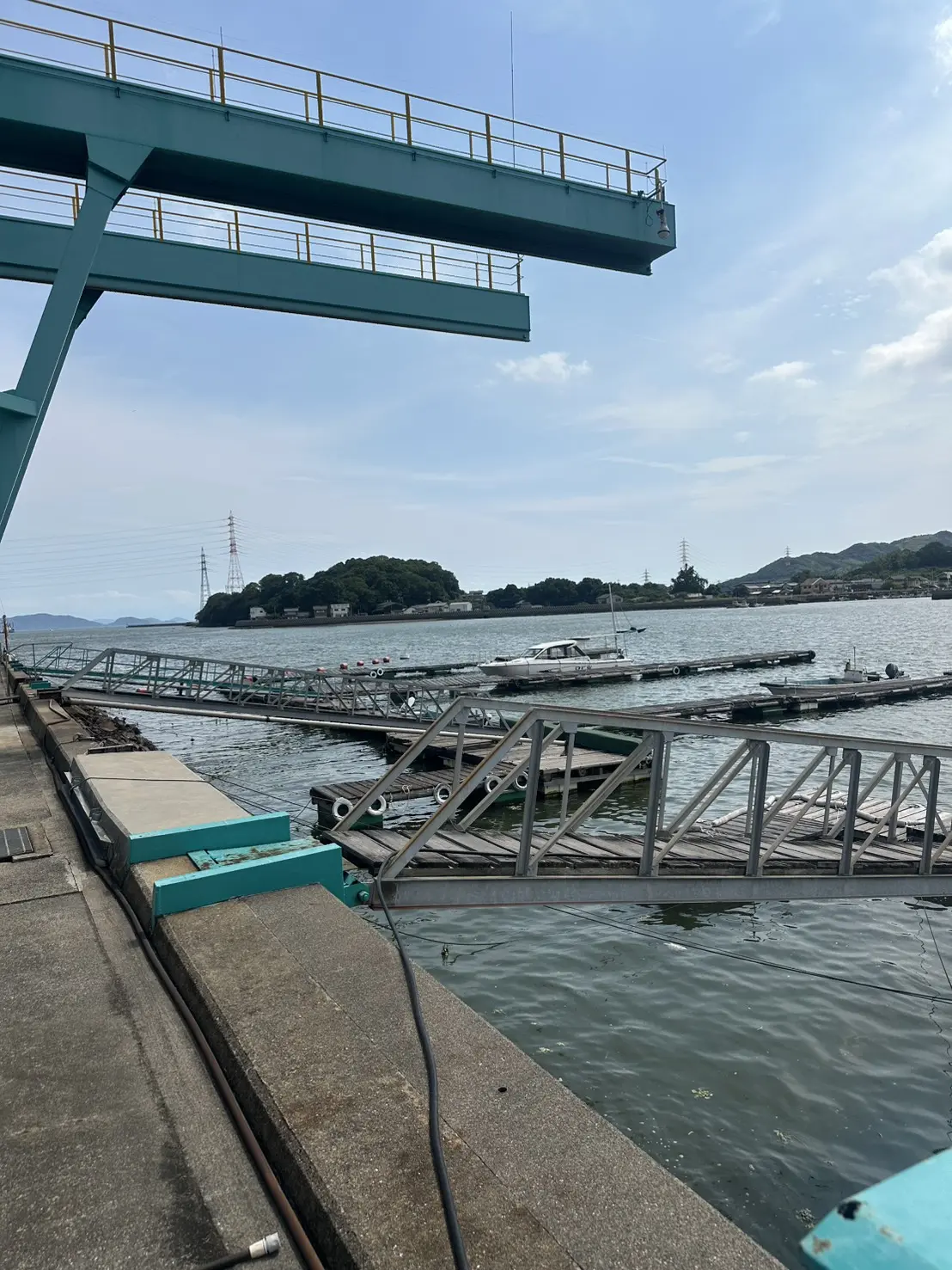 オバタマリーナのクレーン設備と桟橋への連絡橋