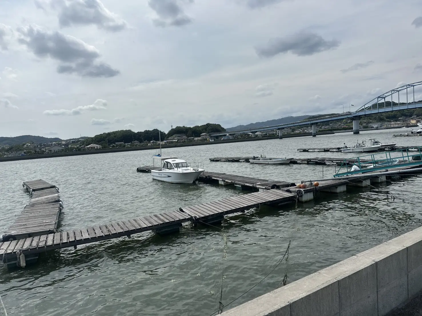 海上から見渡すオバタマリーナの浮桟橋