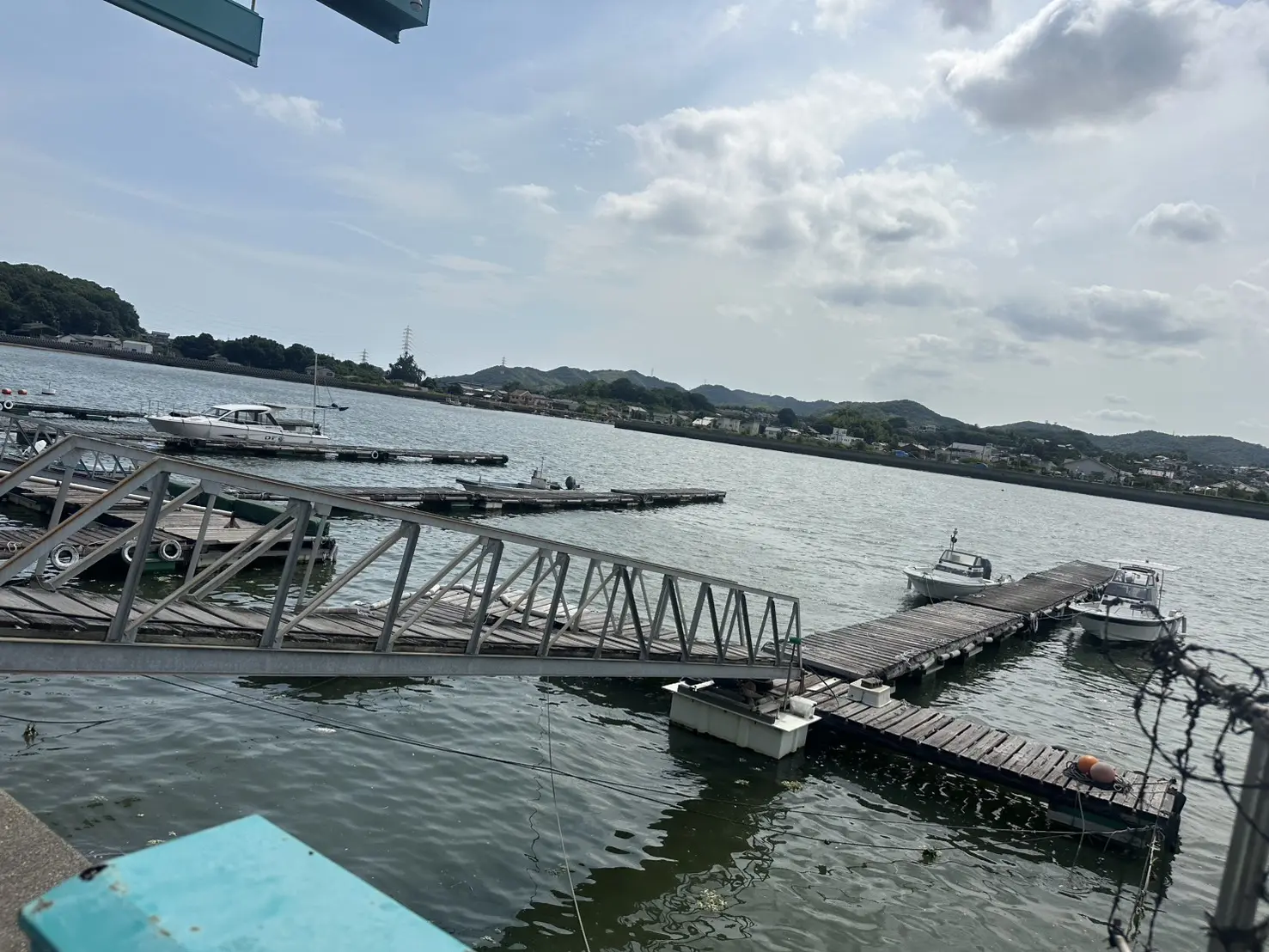 ボートが係留されたオバタマリーナの浮桟橋