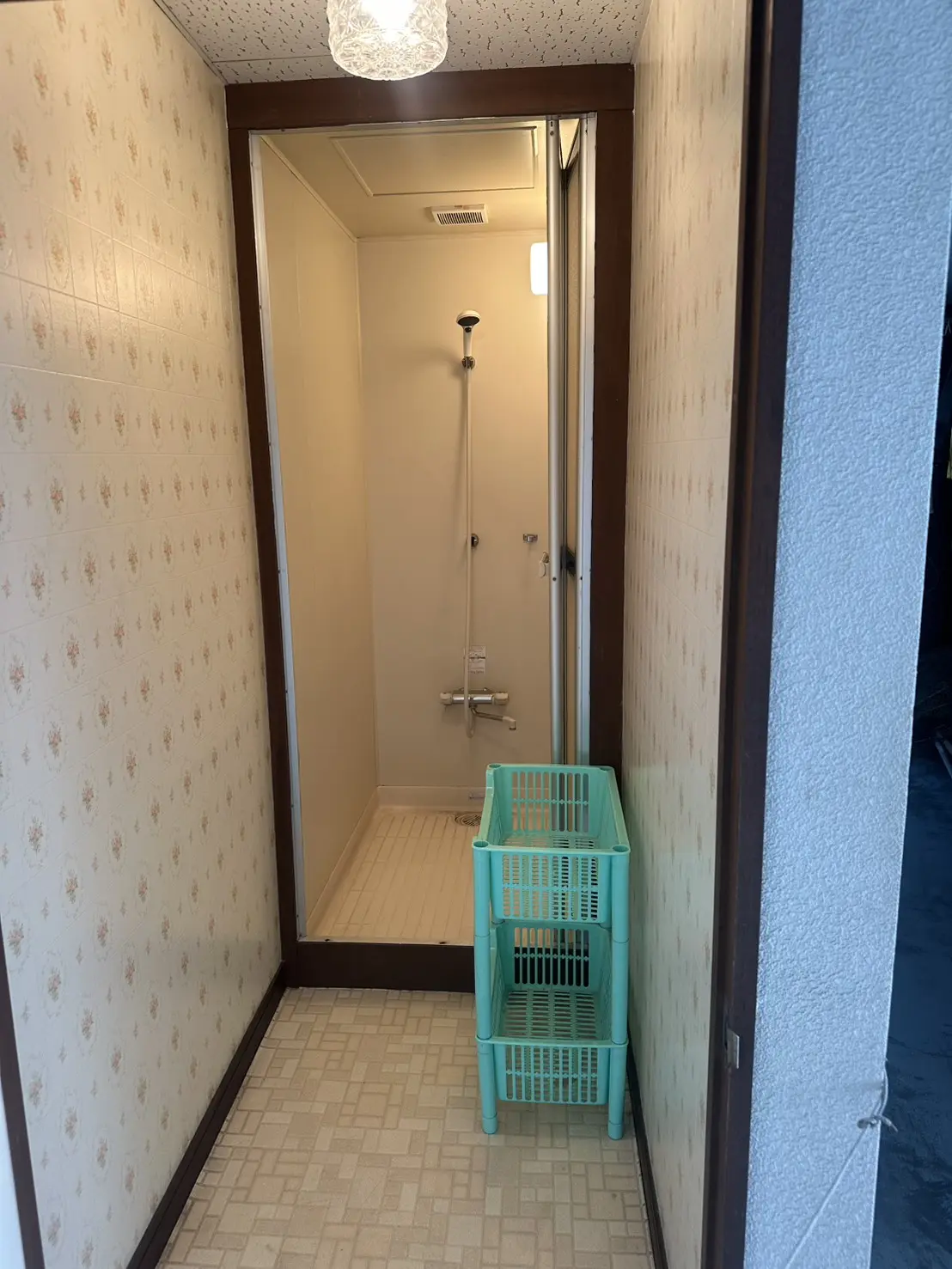 脱衣かごを備えたオバタマリーナの室内温水シャワールーム