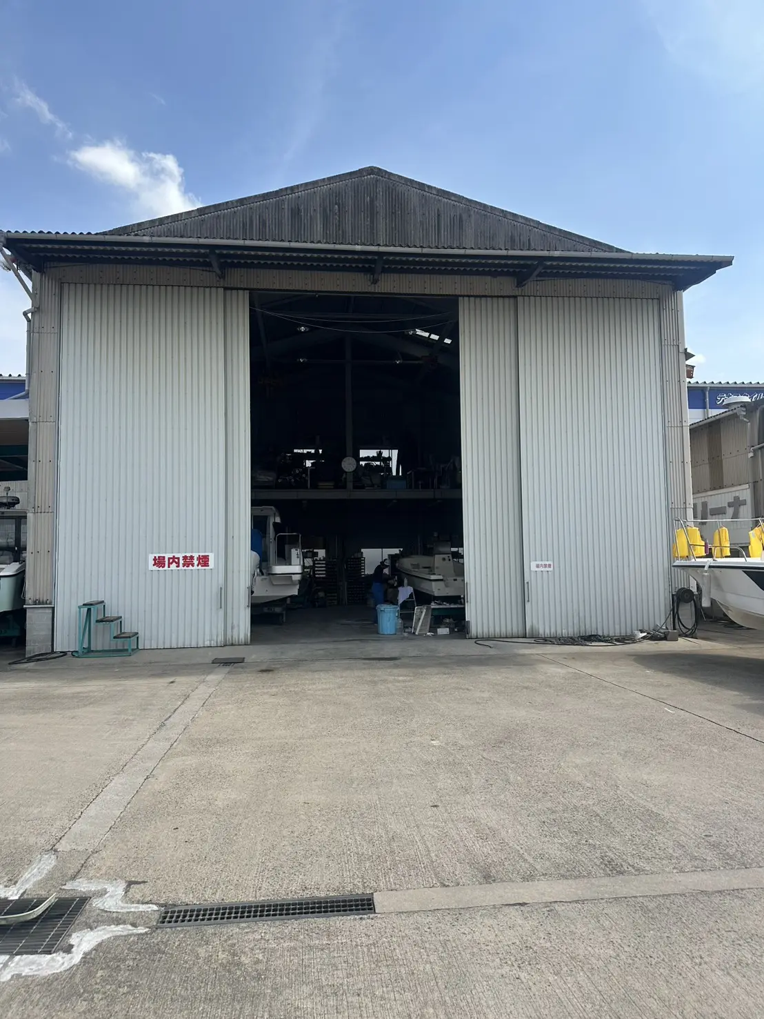 オバタマリーナ大型整備工場の外観