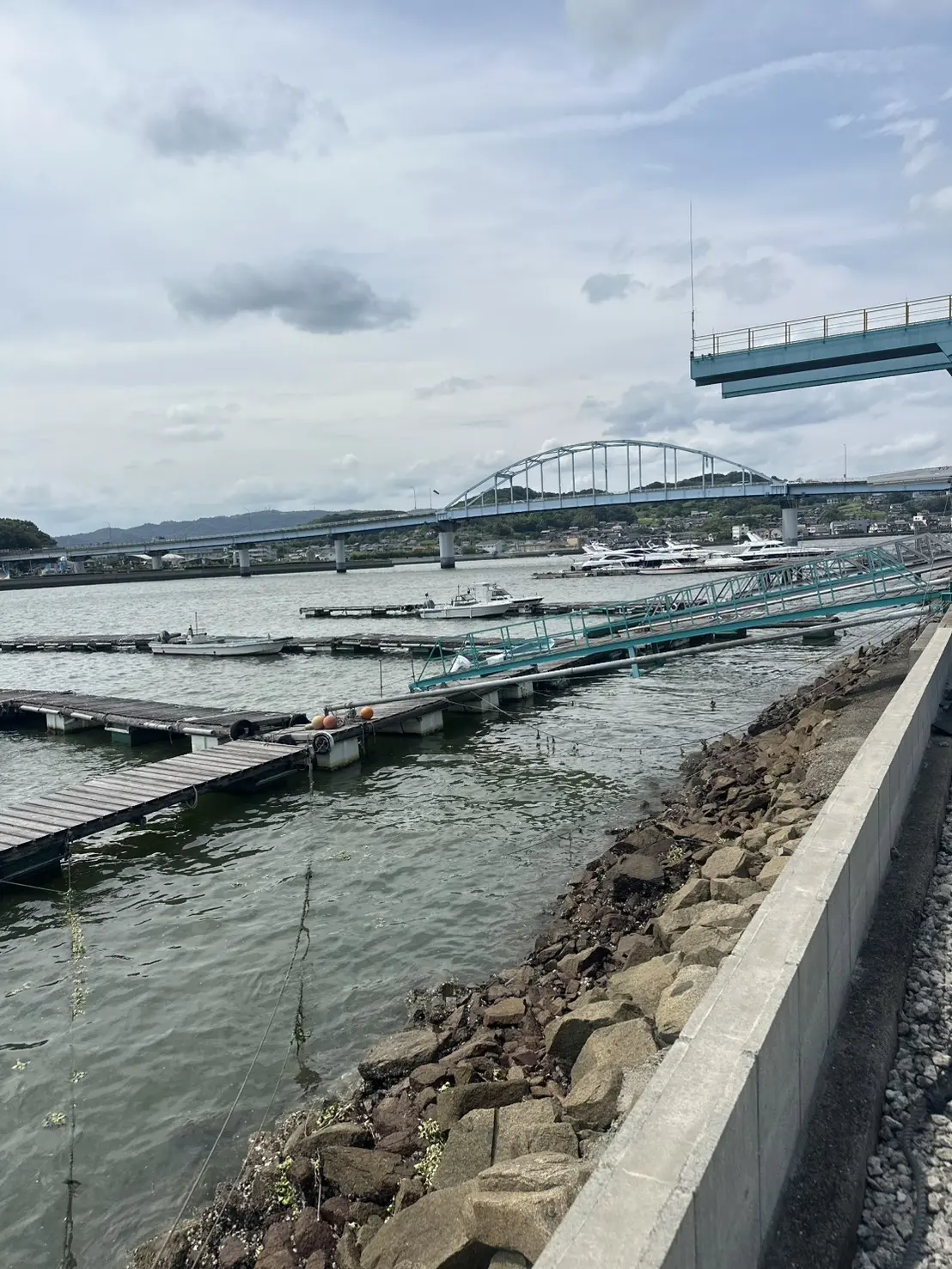 オバタマリーナの桟橋とクレーン設備