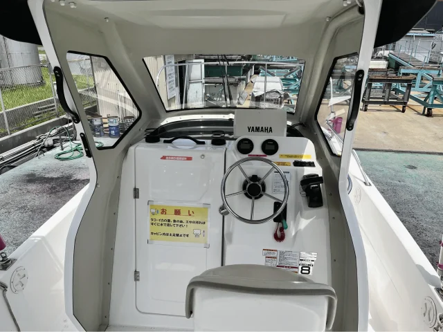 Sea-Style1号艇の屋根付き操船席