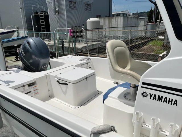 Sea-Style2号艇の後部デッキと115馬力船外機