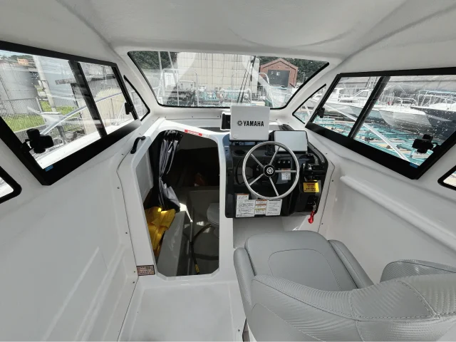 Sea-Style3号艇のキャビン内に設けられた操船席