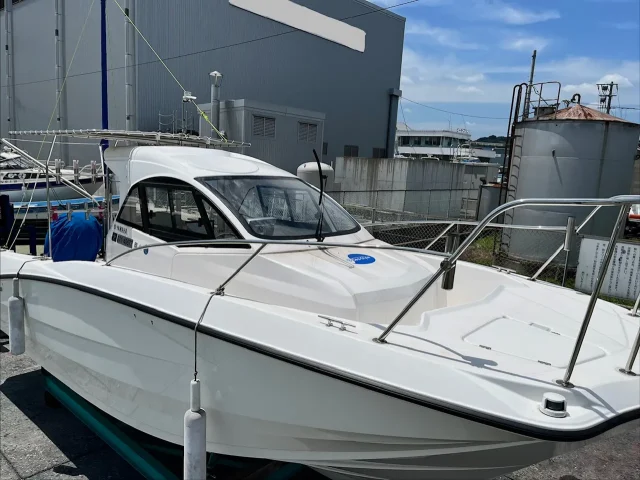 Sea-Style3号艇の前部デッキとキャビン外観