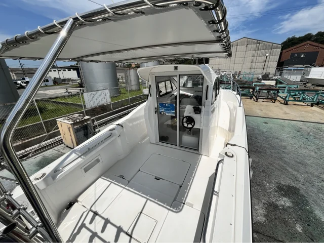 屋根を備えたSea-Style3号艇の広々とした後部デッキ