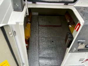 O-Style1号艇の船内収納スペースと安全装備収納部