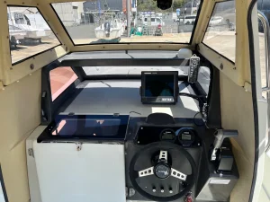 O-Style2号艇の操船席と魚群探知機などの操船設備